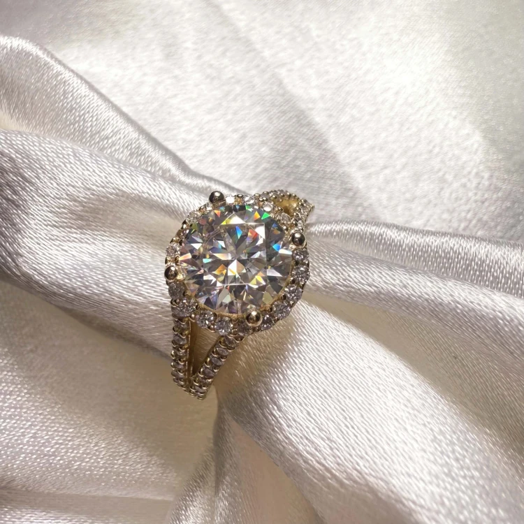 verlobungsring-halo-moissanit-2ct-brillantschliff-nahaufnahme-gelbgold-dualrail-hariets.jpg