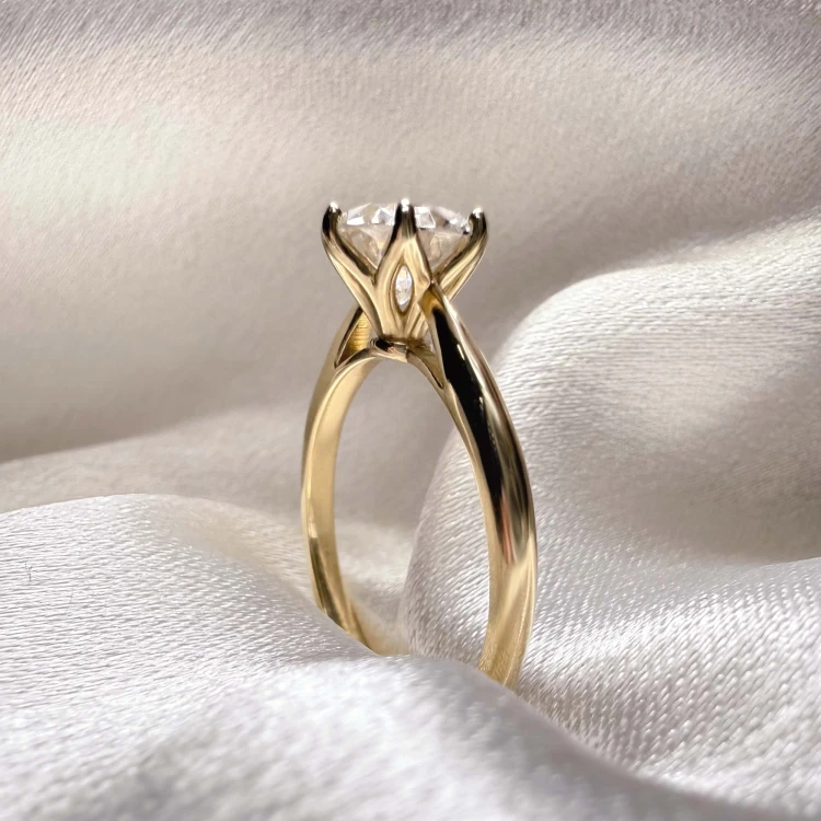 verlobungsring-solitaire-classic-moissanit-1ct-brillantschliff-nahaufnahme-seite-gelbgold-hariets.jpg