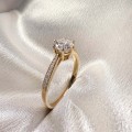 verlobungsring-halo-pave-moissanit-1ct-brillantschliff-nahaufnahme-seite-gelbgold-hariets.jpg
