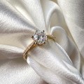 verlobungsring-halo-pave-moissanit-1ct-brillantschliff-nahaufnahme-front-gelbgold-hariets.jpg