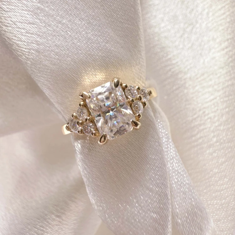 verlobungsring-trinity-moissanit-1ct-radiantschliff-nahaufnahme-gelbgold-legacy-hariets.jpg