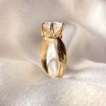 verlobungsring-solitaire-whisper-moissanit-3ct-brillantschliff-nahaufnahme-seite-gelbgold-hariets.jpg