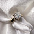 verlobungsring-solitaire-whisper-moissanit-3ct-brillantschliff-nahaufnahme-front-gelbgold-hariets.jpg