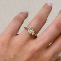 Verlobungsring-Toi-et-Moi-Moissanit-1-6ct-Birnschliff-am-Finger-Gelbgold-Twin-Pears-Hariets.jpg