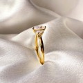 Verlobungsring-Toi-et-Moi-Moissanit-1-6ct-Birnschliff-Nahaufnahme-Seite-Gelbgold-Twin-Pears-Hariets.jpg