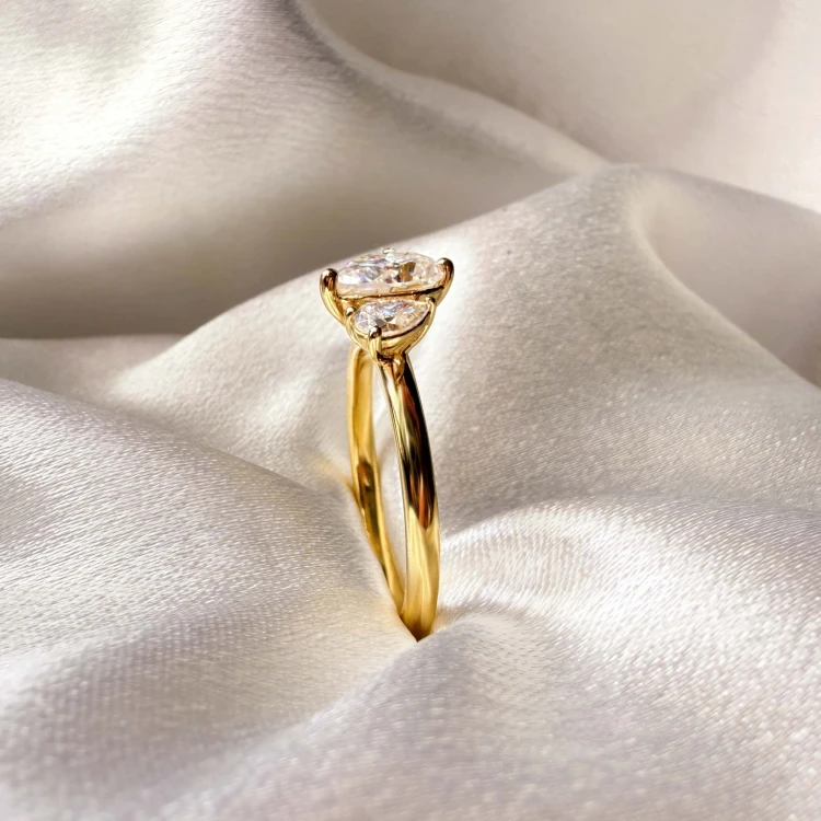 Verlobungsring-Toi-et-Moi-Moissanit-1-6ct-Birnschliff-Nahaufnahme-Seite-Gelbgold-Twin-Pears-Hariets.jpg