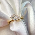 Verlobungsring-Toi-et-Moi-Moissanit-1-6ct-Birnschliff-Nahaufnahme-Gelbgold-Twin-Pears-Hariets.jpg