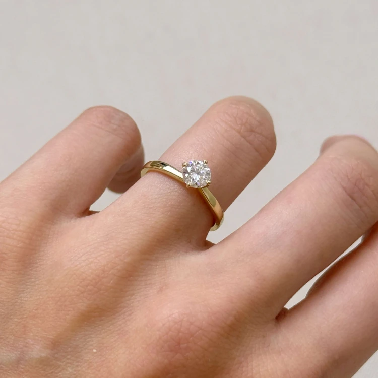 Verlobungsring-Solitaire-Bloom-labordiamant-0-6ct-Brillantschliff-Seitenansicht-am-Finger-Gelbgold-Hariets.jpg