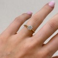 Verlobungsring-Solitaire-Classic-labordiamant-1ct-Brillantschliff-am-Finger-Gelbgold-Hariets.jpg