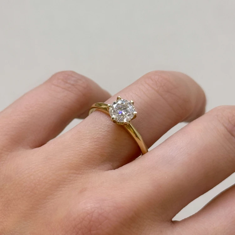 Verlobungsring-The-One-labordiamant-IGI-1ct-Brillantschliff-Gelbgold-am-Finger-Hariets.jpg