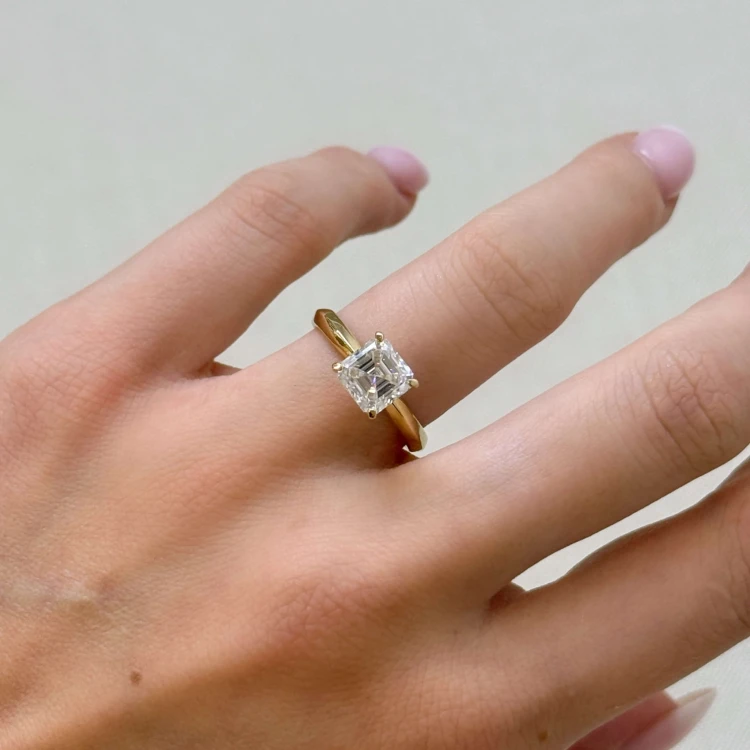verlobungsring-moissanit-2ct-asscherschliff-gelbgold-am-finger-vivid-hariets.JPG