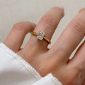 verlobungsring-solitaire-rapure-labordiamant-1ct-smaragdschliff-am-finger-gelbgold-hariets.JPG