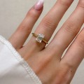 verlobungsring-solitaire-rapure-labordiamant-2ct-smaragdschliff-am-finger-gelbgold-hariets.JPG