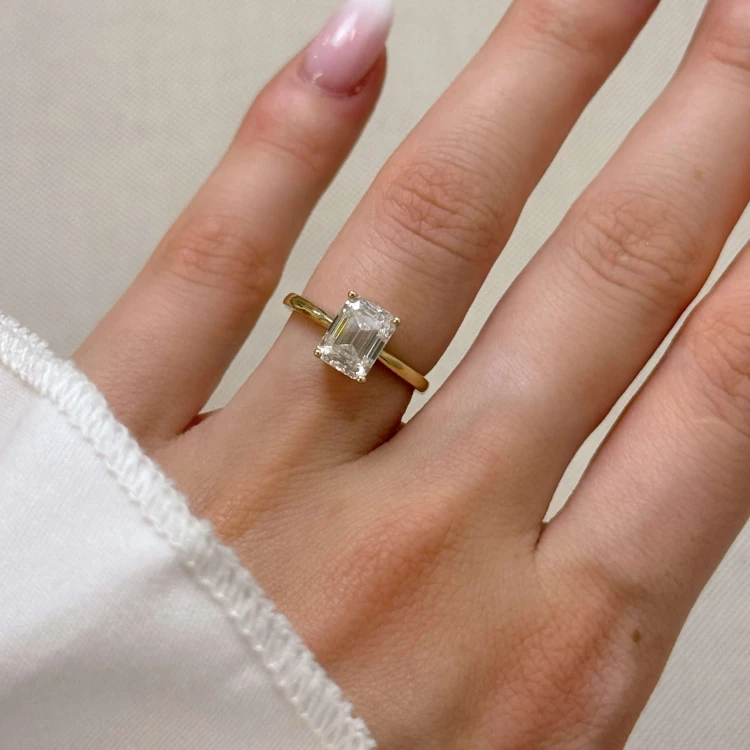 verlobungsring-solitaire-rapure-labordiamant-2ct-smaragdschliff-am-finger-gelbgold-hariets.JPG