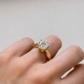 verlobungsring-solitaire-whisper-moissanit-3ct-brillantschliff-am-finger-seite-gelbgold-hariets.JPG