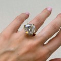 verlobungsring-royal-stones-moissanit-1-2ct-brillantschliff-am-finger-silber-queen-hariets.JPG