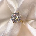 verlobungsring-royal-stones-silber-1-2ct-brillantschliff-nahaufnahme-gelbgold-queen-hariets.JPG