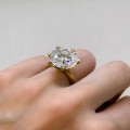 verlobungsring-royal-stones-moissanit-1-2ct-brillantschliff-am-finger-seite-silber-queen-hariets.JPG