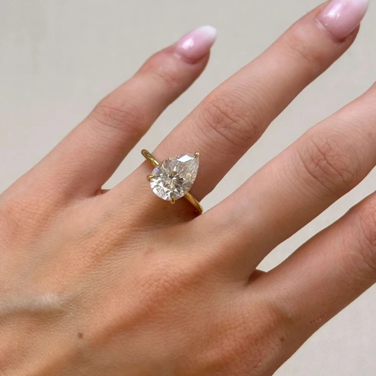 verlobungsring-royal-stones-moissanit-4ct-tropfenschliff-am-finger-silber-glitare-hariets.jpg