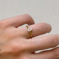 verlobungsring-teardrop-moissanit-0-5ct-birnenschliff-am-finger-seite-gelbgold-hariets.JPG
