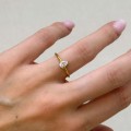 verlobungsring-teardrop-moissanit-0-5ct-birnenschliff-am-finger-gelbgold-hariets.JPG