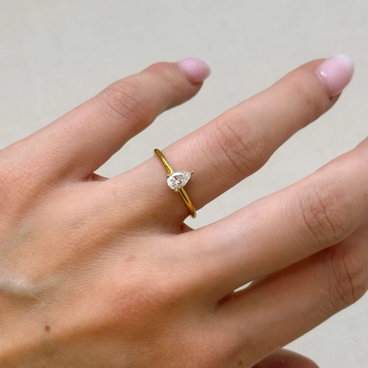 verlobungsring-teardrop-moissanit-0-5ct-birnenschliff-am-finger-gelbgold-hariets.JPG