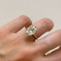 verlobungsring-royal-stones-moissanit-5ct-ovalschliff-am-finger-seite-gelbgold-bella-hariets.JPG