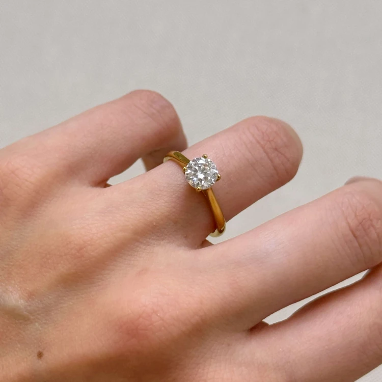 verlobungsring-solitaire-louise-moissanit-1ct-brillantschliff-am-finger-seite-gelbgold-hariets.JPG