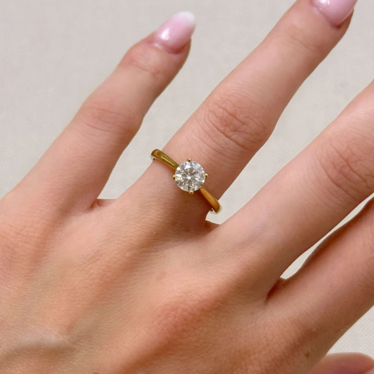 verlobungsring-solitaire-louise-moissanit-1ct-brillantschliff-am-finger-gelbgold-hariets.JPG