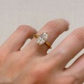 verlobungsring-royal-stones-stella-moissanit-3-5ct-ovalschliff-am-finger-gold-hariets.JPG