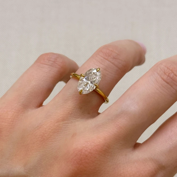 verlobungsring-royal-stones-stella-moissanit-3-5ct-ovalschliff-am-finger-silber-hariets.JPG