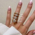 verlobungsring-halo-pave-moissanit-1ct-brillantschliff-am-finger-vergleich-gelbgold-hariets.JPG