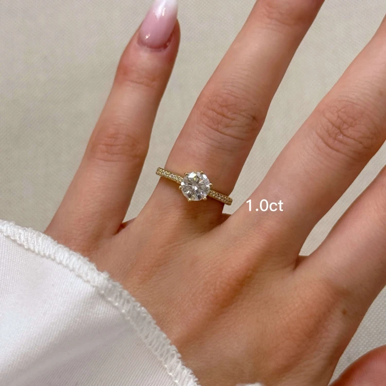 verlobungsring-halo-pave-moissanit-1ct-brillantschliff-am-finger-gelbgold-hariets.JPG