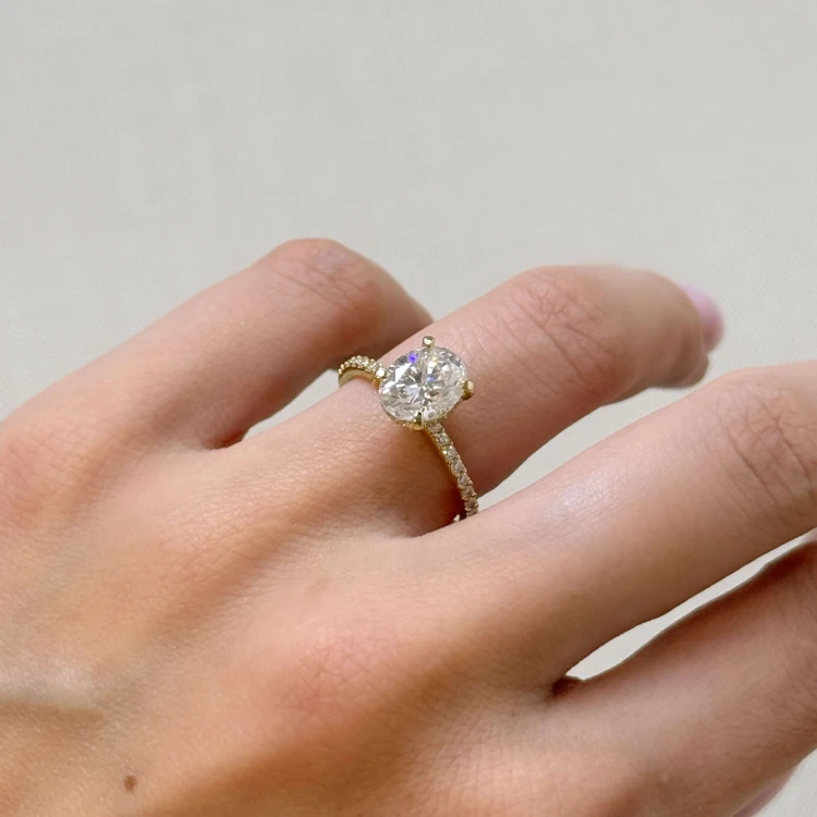 verlobungsring-halo-aria-moissanit-2ct-oval-schliff-seitlich-am-finger-gelbgold-hariets.JPG