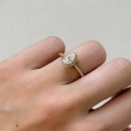 verlobungsring-halo-moissanit-1ct-birnenschliff-seitlich-am-finger-gelbgold-pear-hariets.JPG