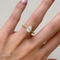 verlobungsring-halo-moissanit-1ct-birnenschliff-am-finger-gelbgold-pear-hariets.JPG