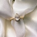 verlobungsring-halo-moissanit-1ct-birnenschliff-nahaufnahme-gelbgold-pear-hariets.JPG