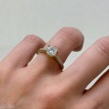 verlobungsring-halo-flora-moissanit-1_5ct-brillant-schliff-seitlich-frontansicht-am-finger-gelbgold-hariets.JPG