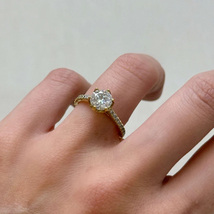 verlobungsring-halo-flora-moissanit-1_5ct-brillant-schliff-seitlich-frontansicht-am-finger-gelbgold-hariets.JPG