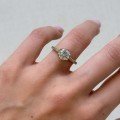 verlobungsring-halo-flora-moissanit-1_5ct-brillant-schliff-frontansicht-am-finger-gelbgold-hariets.JPG