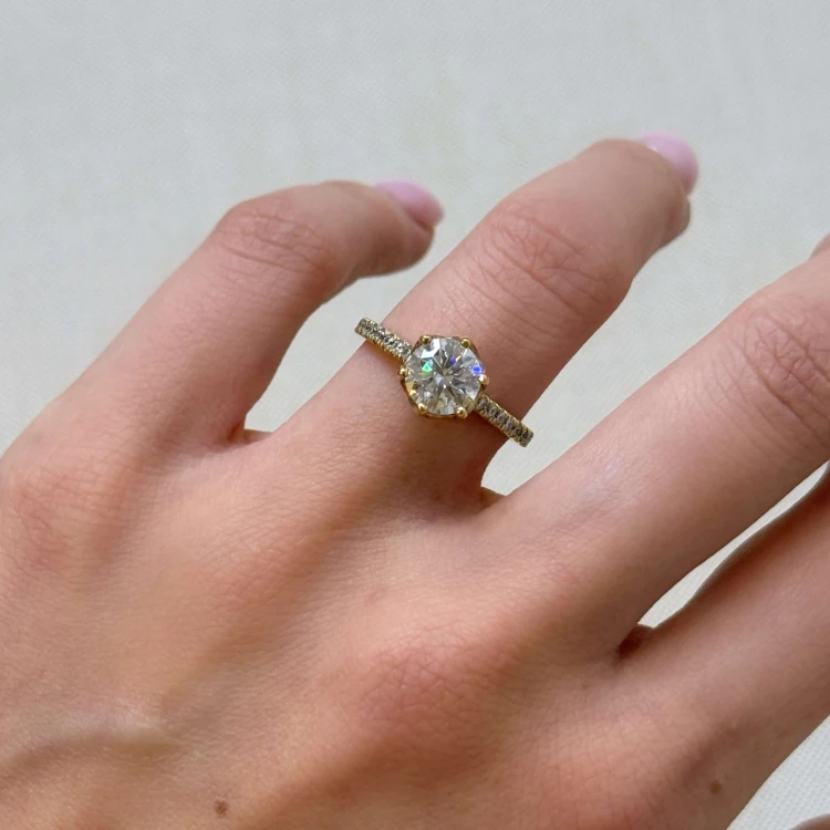 verlobungsring-halo-flora-moissanit-1_5ct-brillant-schliff-frontansicht-am-finger-gelbgold-hariets.JPG