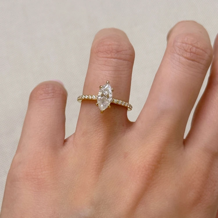 verlobungsring-halo-selena-moissanit-1ct-marquise-schliff-am-finger-gelbgold-hariets.JPG