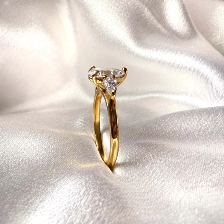 verlobungsring-trinity-amara-moissanit-1-5ct-zentraler-tropfenschliff-nahaufnahme-seite-gelbgold-hariets.JPG