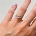 verlobungsring-petit-labordiamant-1ct-smaragdschliff-am-finger-gelbgold-finesse-hariets.JPG