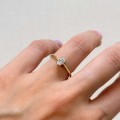 verlobungsring-petit-moissanit-0-5ct-ovaler-schliff-am-finger-seite-gelbgold-gracelet-hariets.JPG