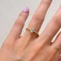 verlobungsring-petit-moissanit-0-5ct-ovaler-schliff-am-finger-gelbgold-gracelet-hariets.JPG