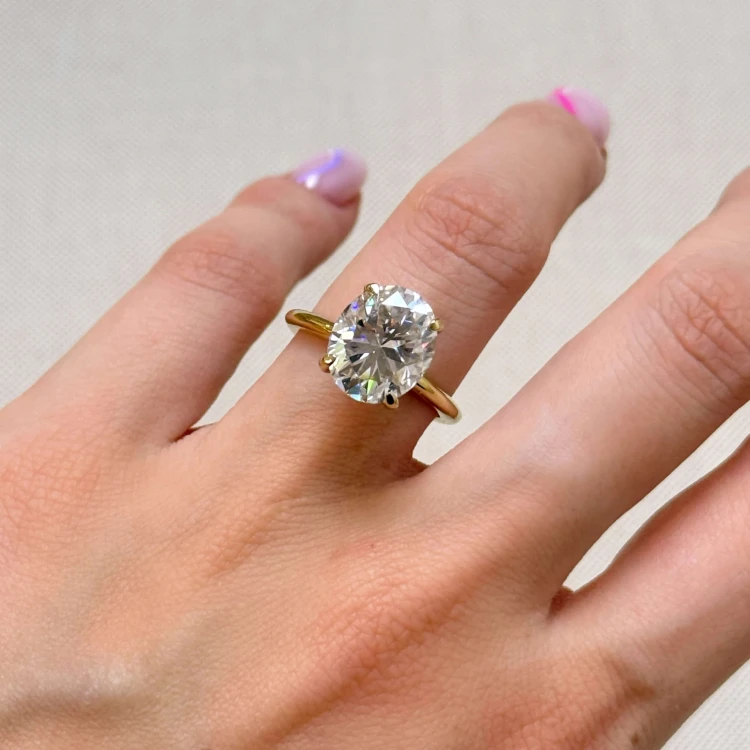 verlobungsring-royal-stones-moissanit-5ct-ovalschliff-am-finger-silber-paris-hariets.jpg