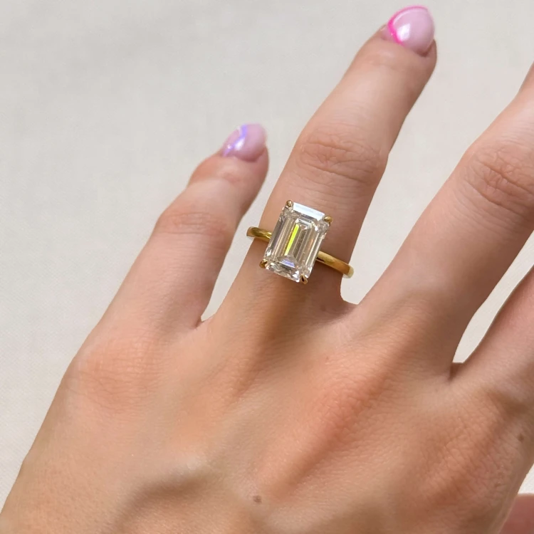 verlobungsring-royal-stones-moissanit-5ct-smaragdschliff-am-finger-gelbgold-nobilis-hariets.JPG