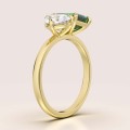 verlobungsring-toi-et-moi-hydrothermaler-smaragd-3-5ct-emeraldschliff-birnschliff-seite-gelbgold-gemini-hariets.jpg