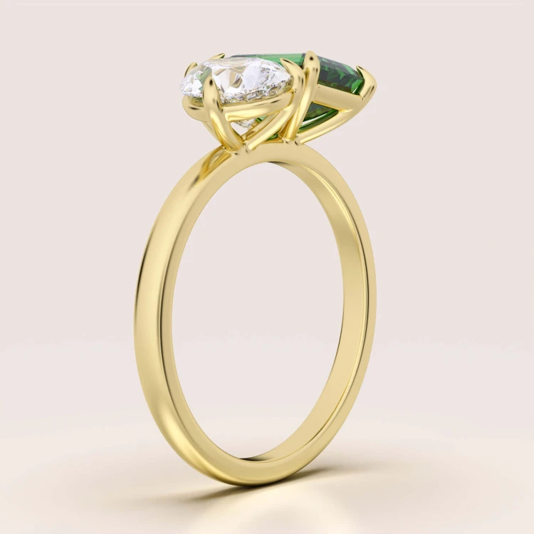 verlobungsring-toi-et-moi-hydrothermaler-smaragd-3-5ct-emeraldschliff-birnschliff-seite-gelbgold-gemini-hariets.jpg